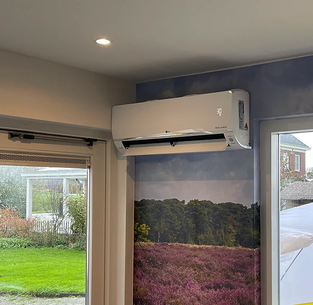 Airco opgehangen bij wandmuur