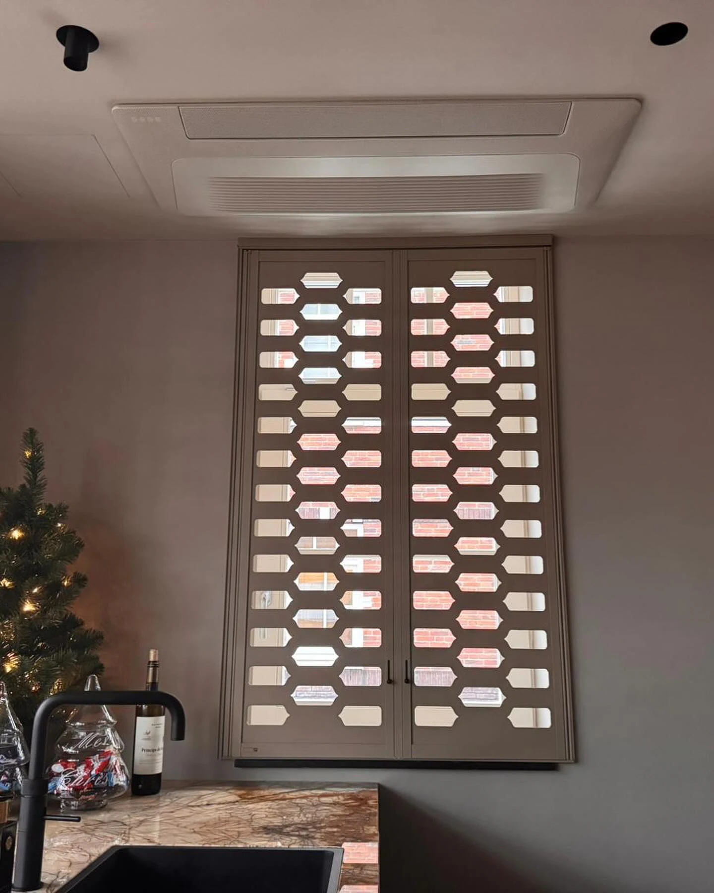 Stijlvolle integratie van een airco binnenunit in een luxe interieur. Efficiënte koeling en verwarming zonder zichtbare installatie.
