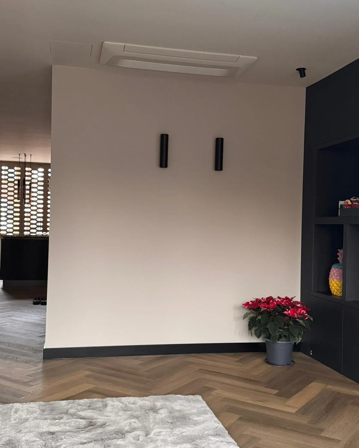 Ontdek hoe een airco binnenunit onopvallend kan worden weggewerkt in een moderne woning. Een stijlvolle en efficiënte oplossing voor klimaatbeheersing.