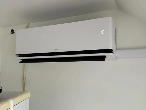 Wandgemonteerde LG Dual Cool airco voor een strak en efficiënt binnenklimaat. Stil, energiezuinig en stijlvol.