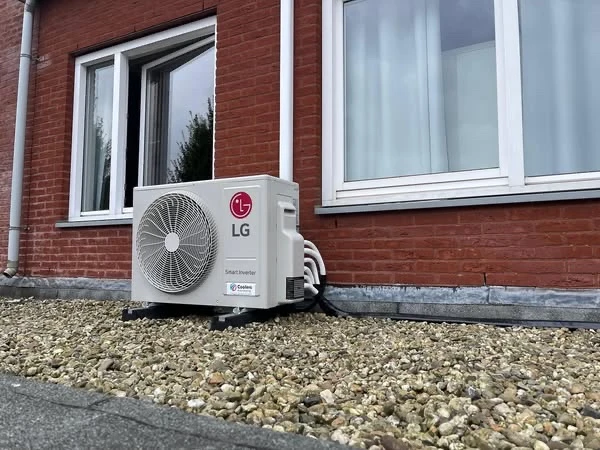 Buitenunit van de LG Dual Cool airco vakkundig geïnstalleerd voor optimale energie-efficiëntie en klimaatbeheersing
