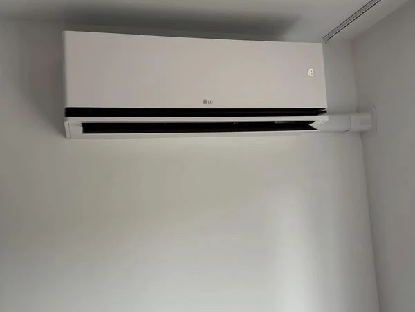 LG Dual Cool Deluxe airco met moderne wandmontage. Ideaal voor efficiënte koeling en verwarming in huis of kantoor.